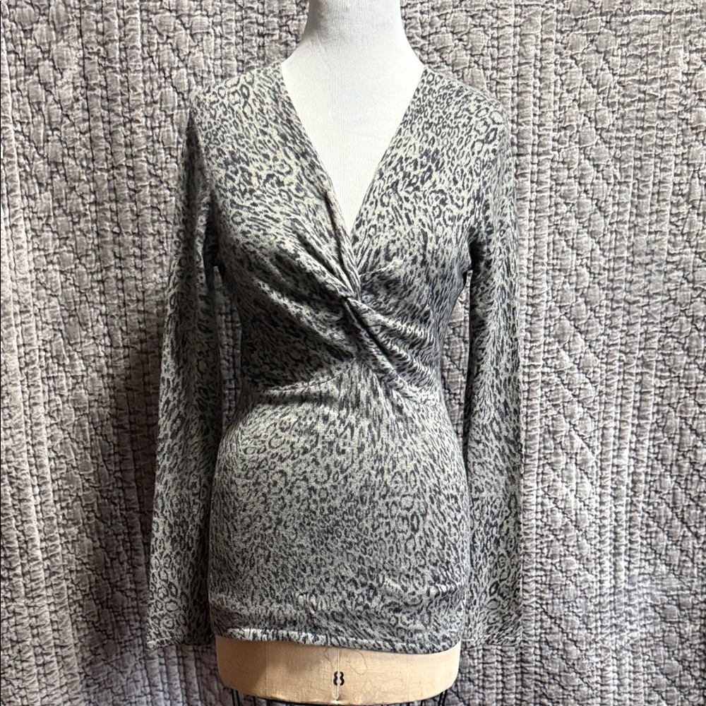 Leopard Print V-Neck Sweater 100 Cashmere